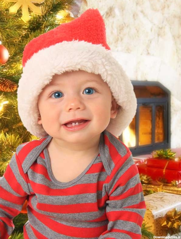 دانلود تصویر باکیفیت نوزاد زیبا و چشم آبی در جشن کریسمس