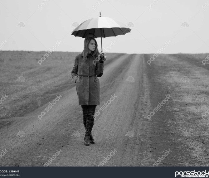 دختر تنها با چتر در جاده های کشور صندوق پستی در سبک قدیمی سیاه و ...