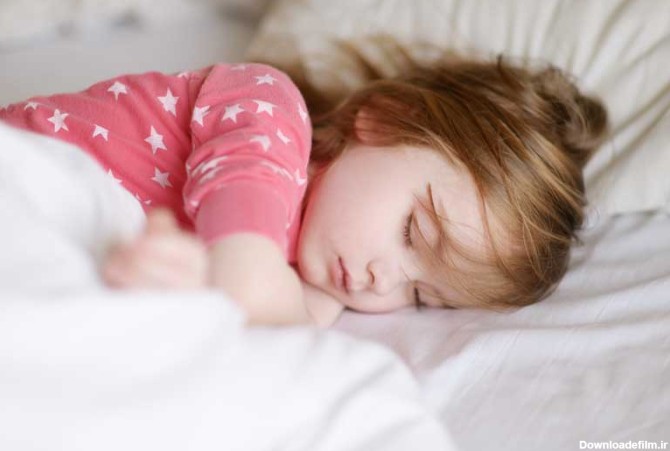 دانلود تصویر با کیفیت دختر بچه زیبا در حال خوابیدن