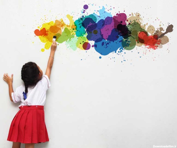 دانلود تصویر با کیفیت دختر بچه در حال رنگ کردن دیوار