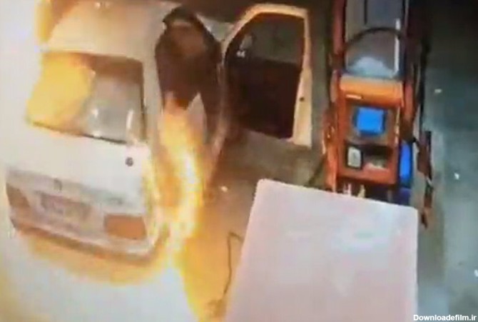 ببینید | لحظه وحشتناک شعله‌ور شدن پژو پارس هنگام بنزین زدن!
