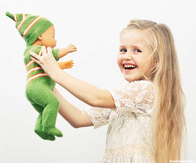 دانلود تصویر با کیفیت دختر با عروسک لباس سبز