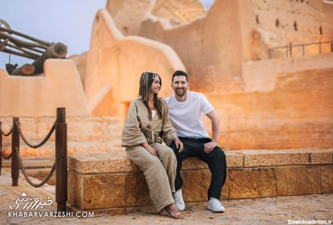 عکس| ژست‌های عاشقانه مسی و همسرش در عربستان/ آنتولا لباس سنتی عربی را پوشید