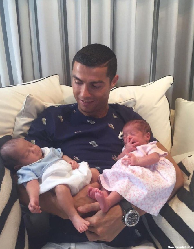اولین عکس از فرزندان تازه متولد شده کریستیانو رونالدو منتشر شد ...