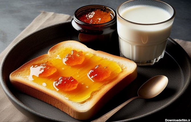 یک نان تست با کره و مربای بهار نارنج در تصویر است
