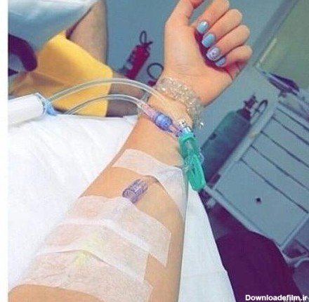 سرم زده عکس دختر بستری در بیمارستان برای پروفایل