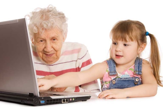 دانلود تصویر باکیفیت مادربزرگ و دختر به در حال کار با لپ تاپ