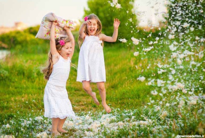 دانلود تصویر با کیفیت دو دختر بچه در حال شادی کردن در طبیعت