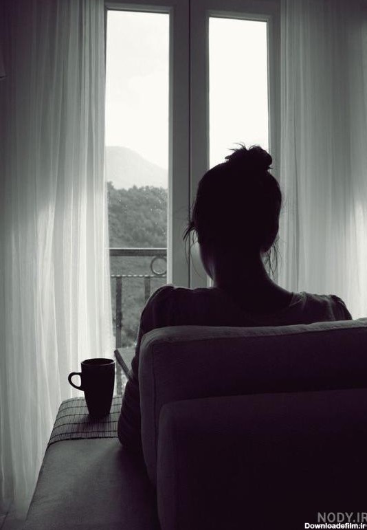 غمگین عکس دختر تنها کنار پنجره