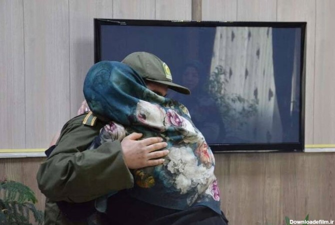 ببینید | لحظه‌ای احساسی از ملاقات یک مادر با پسر سربازش