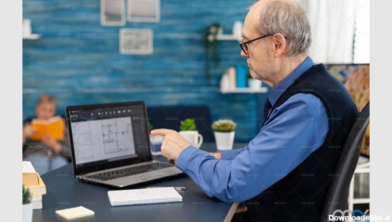 دانلود مجموعه عکس مرد مسن در حال کار با لپ تاپ
