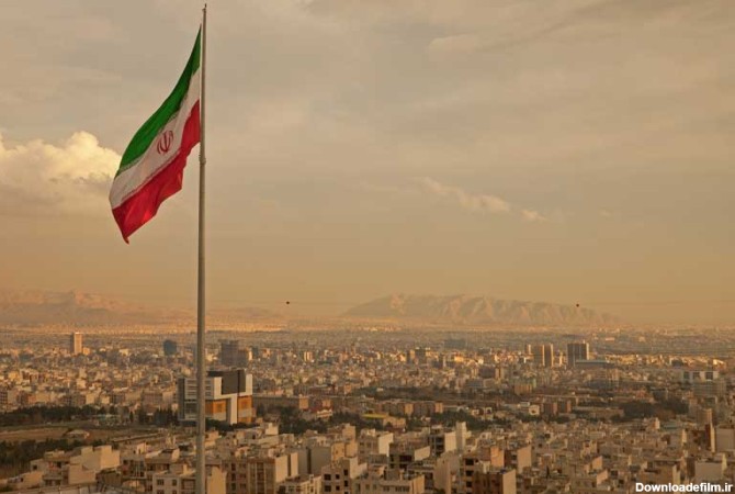 تصویر با کیفیت برفراشته شدن پرچم ایران در بالای شهر