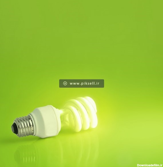 عکس با کیفیت از لامپ کم مصرف نئونی با پس زمینه سبز