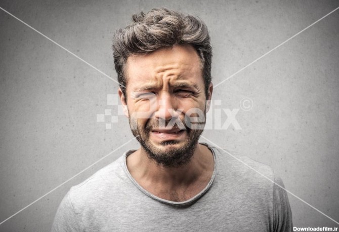تصویری از یک مرد جوان با حالت چهره گریه کردن - پیکسلیکس