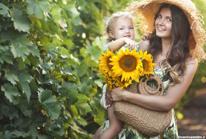 تصویر مادر و دختر با گل آفتابگردان - مرجع دانلود فایلهای دیجیتالی