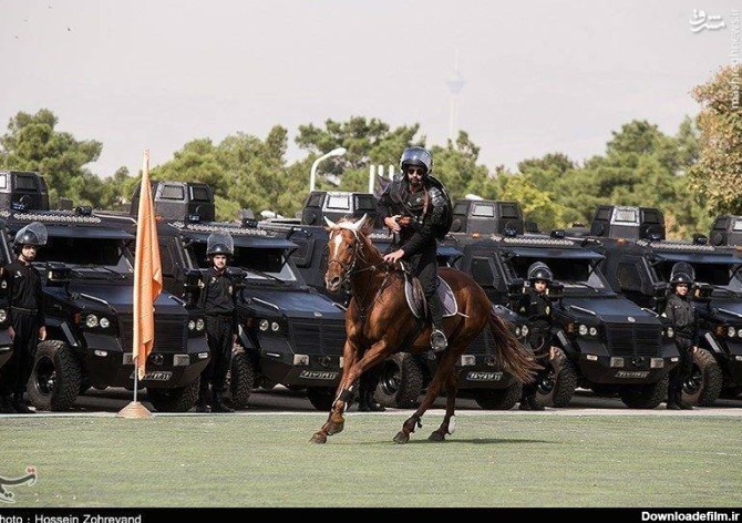 عکس/ مانور نیروهای یگان ویژه ناجا با اسب