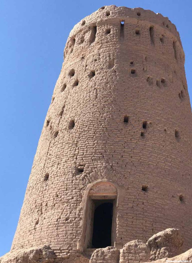 برج بهرامجرد در روستای بهرامجرد کرمان از نمای پایین