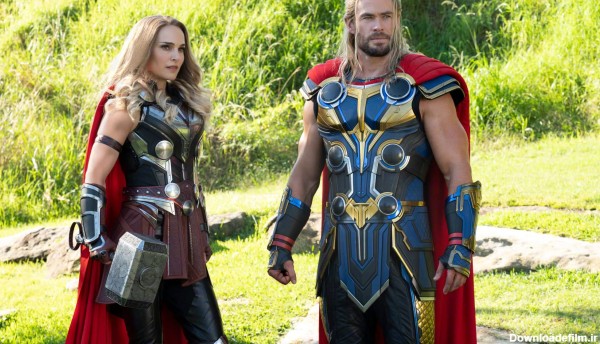 ثور و ثور مونث درکنار یکدیگر در فیلم Thor: Love and Thunder
