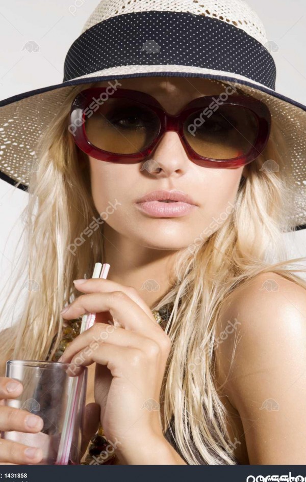دختر با کلاه تابستانی و عینک آفتابی نما و نوشیدن 1431858