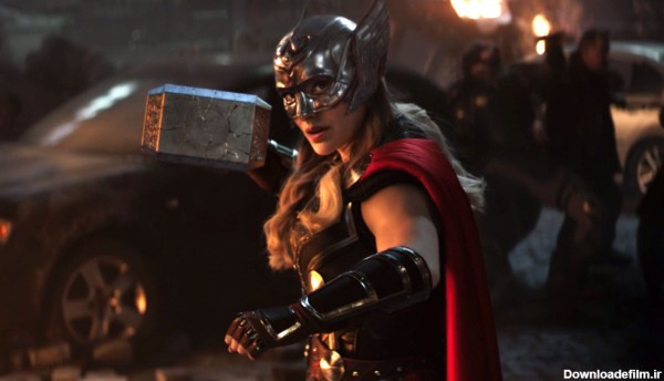 ناتالی پورتمن در نقش جین فاستر ملقب به مایتی ثور یا ثور مونث در فیلم Thor: Love and Thunder
