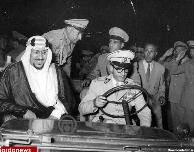 عکس: رانندگی محمدرضا پهلوی برای پادشاه عرب