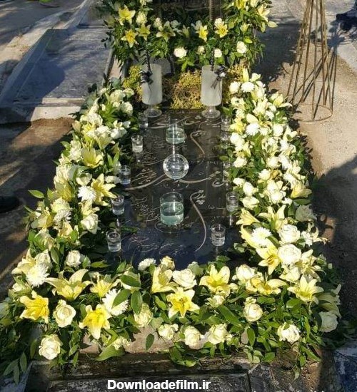 تزیین سنگ قبر با گل و شمع برای مراسم ختم