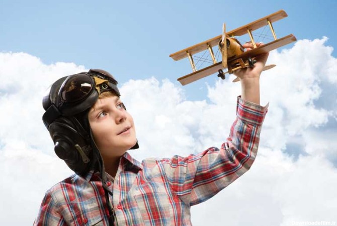 دانلود عکس پسر بچه با رویای خلبانی