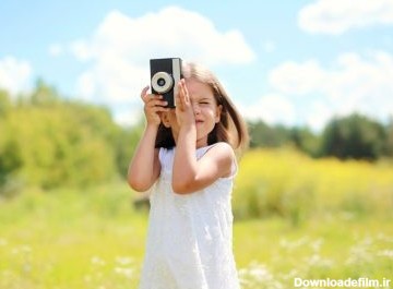 دانلود پرتره از بچه های کوچک دختر با دوربین یکپارچهسازی با سیستمعامل مقدماتی در فضای باز در روز تابستان آفتابی