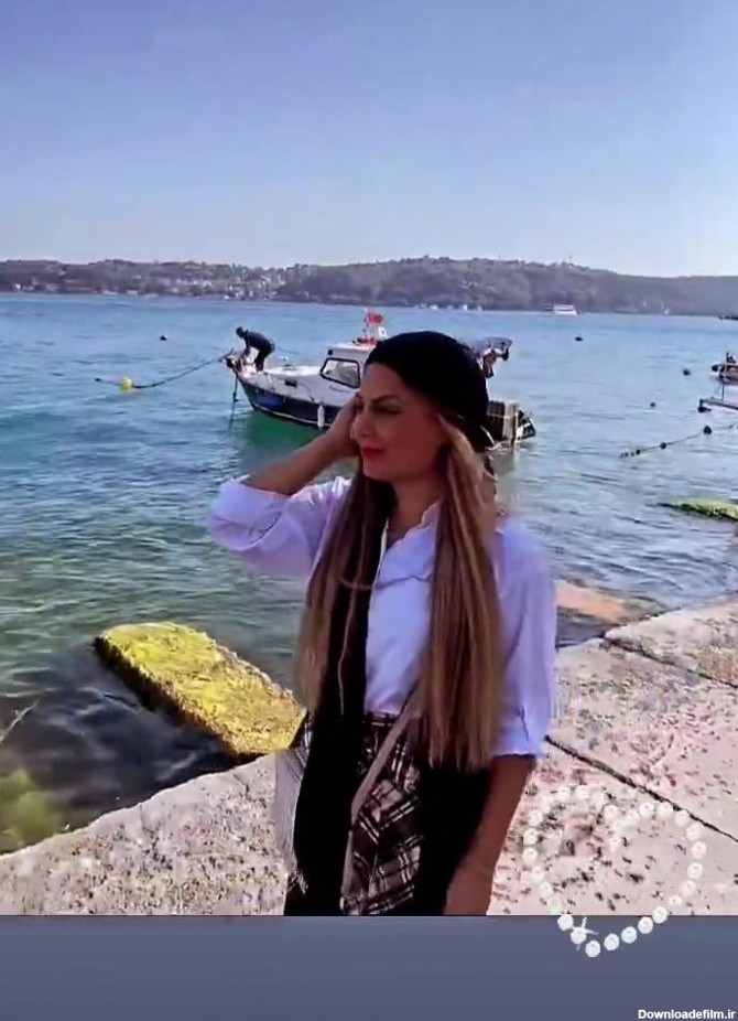 لباس نامناسب مجری زن ایرانی در دریای ترکیه + عکس