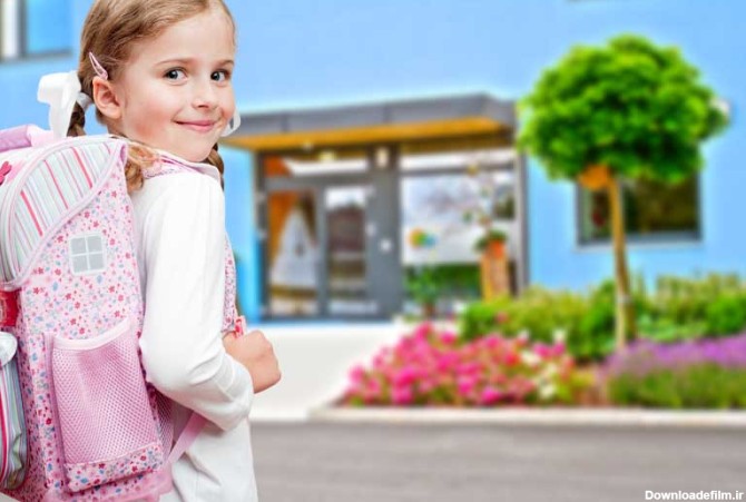 دانلود تصویر باکیفیت دختر بچه با کیف صورتی در حال رفتن به مدرسه
