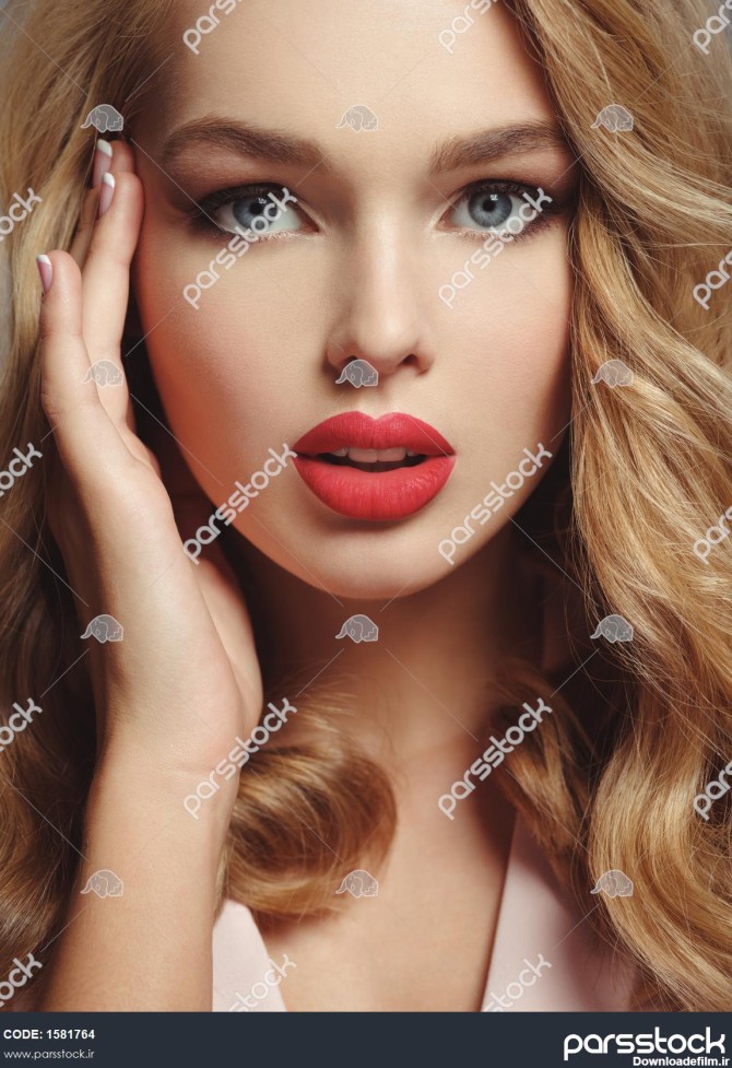 عکس دختر جوان بلوند زیبا با لب های قرمز زیبا نمای نزدیک چهره جذاب ...