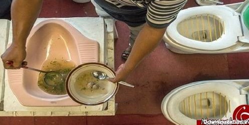 سرو غذا داخل کاسه توالت در یک رستوران! + تصاویر