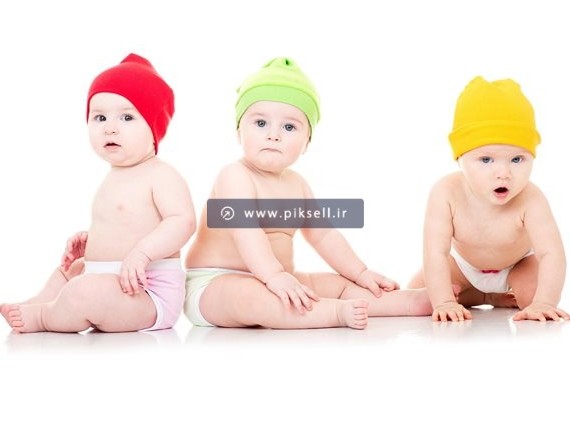 عکس با کیفیت از کودکان نوزاد با کلاه های رنگی