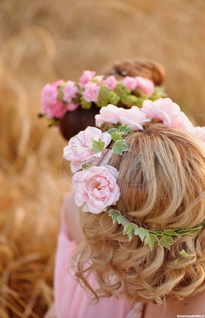 دانلود طرح لایه باز پوستر دیواری کودک در لباس عروس و تاج گل در مزرعه