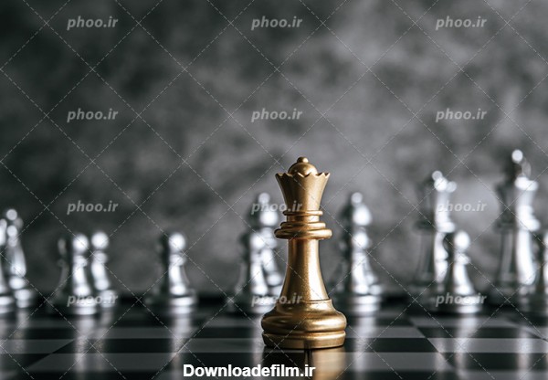 عکس با کیفیت مهره های شطرنج به رنگ نقره ای بر روی صفحه شطرنج قرار ...