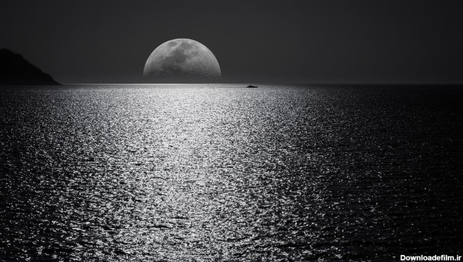عکس زمینه ماه در دریا سیاه و سفید پس زمینه | والپیپر گرام