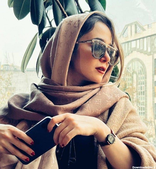 ژست مدلینگ الناز حبیبی برای تبلیغ عینک دودی! - وقت صبح