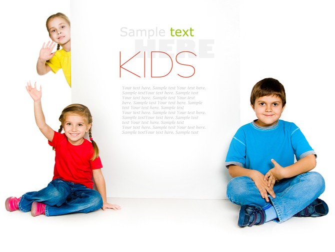 عکس بچه ها با تابلو سفید تبلیغات - مسترگراف