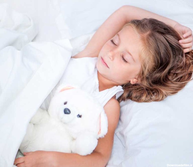 دانلود تصویر با کیفیت دختر بچه خوابیده کنار خرس سفید