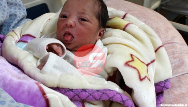فیلم تولد اولین نوزاد متولد سال 1402 در تهران / این پسر با زایمان طبیعی دنیا آمد + عکس