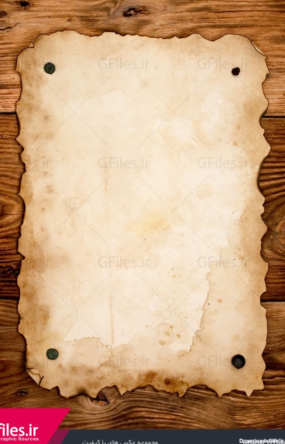 عکس رایگان کاغذ پوستی قدیمی روی پس زمینه چوبی