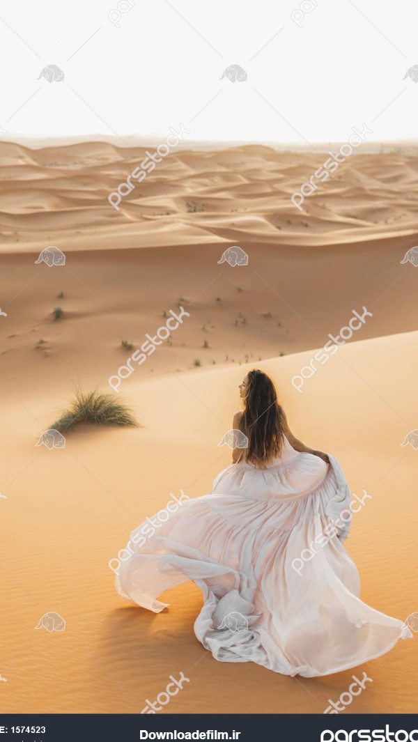پرتره زن عروس با لباس عروس شگفت انگیز در صحرای صحرا مراکش نور گرم ...