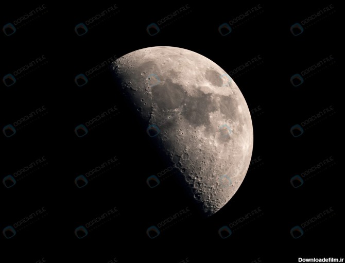 تصویر نیمه ماه با پس زمینه تاریک - مرجع دانلود فایلهای دیجیتالی
