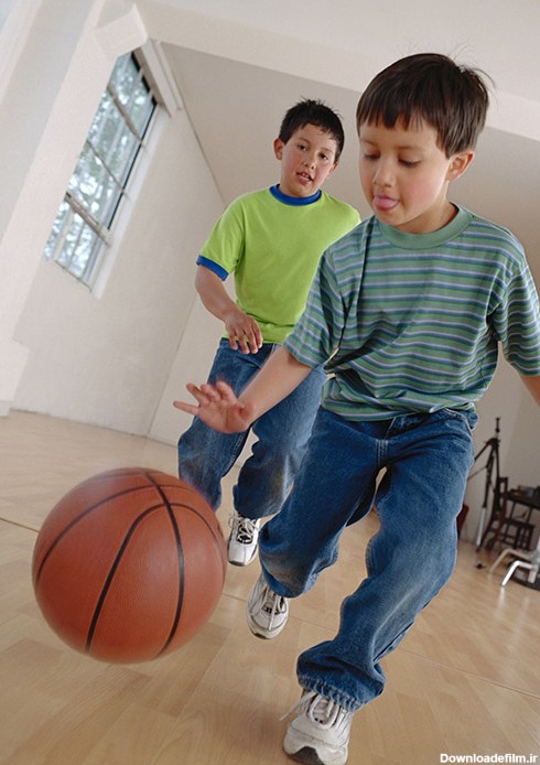 عکس بازی بچه ها با توپ بسکتبال - مسترگراف