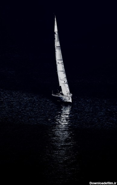 قایق در شب
