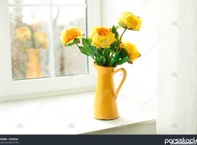 گل زرد در گلدان زرد در پنجره 1292634