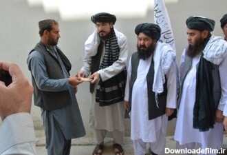 طالبان در حال توزیع دلار بین مردم افغانستان/عکس