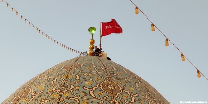 اهتزاز پرچم سرخ «یالثارات الحسین» به نشانه انتقام بر فراز گنبد شاهچراغ(ع)