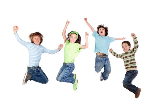 دانلود تصویر با کیفیت چهار کودک در حال شادی کردن