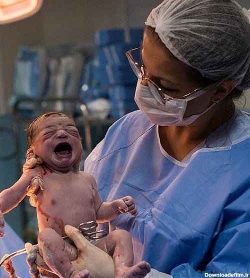 نوزاد تازه متولد شده | تصاویری از نگاه جالب نوزاد به پرستار پس از تولد